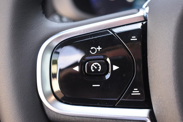 Volvo XC60 T6 350PK Plug-in hybrid AWD Plus Black Edition / Adaptive Cruise control / Elektrische stoelen met geheugen / Stuurverwarming / Stoelverwarming v+a / 360 Camera / Harman Kardon / Semi-elektrisch inklapbare trekhaak