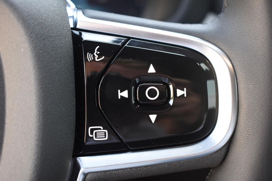 Volvo XC60 T6 350PK Plug-in hybrid AWD Plus Black Edition / Adaptive Cruise control / Elektrische stoelen met geheugen / Stuurverwarming / Stoelverwarming v+a / 360 Camera / Harman Kardon / Semi-elektrisch inklapbare trekhaak