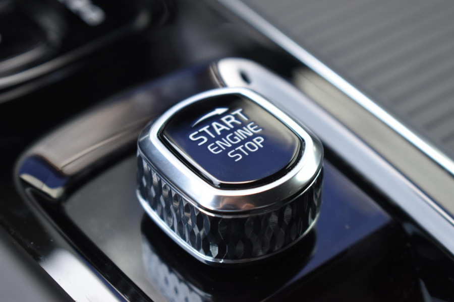 Volvo XC60 T6 350PK Plug-in hybrid AWD Plus Black Edition / Adaptive Cruise control / Elektrische stoelen met geheugen / Stuurverwarming / Stoelverwarming v+a / 360 Camera / Harman Kardon / Semi-elektrisch inklapbare trekhaak