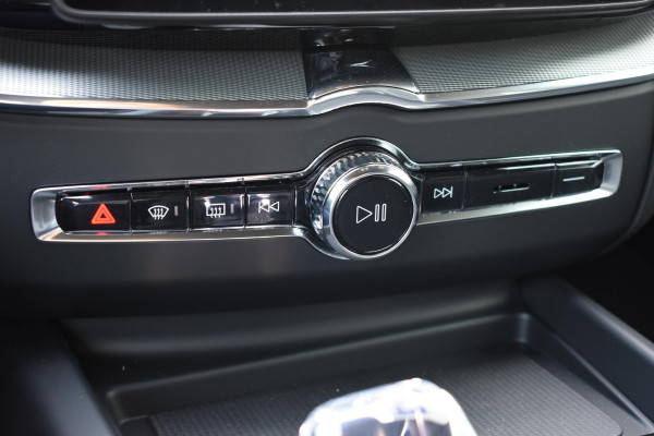 Volvo XC60 T6 350PK Plug-in hybrid AWD Plus Black Edition / Adaptive Cruise control / Elektrische stoelen met geheugen / Stuurverwarming / Stoelverwarming v+a / 360 Camera / Harman Kardon / Semi-elektrisch inklapbare trekhaak