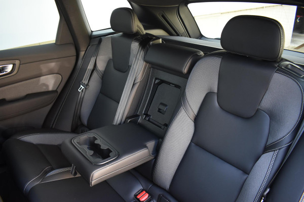 Volvo XC60 T6 350PK Plug-in hybrid AWD Plus Black Edition / Adaptive Cruise control / Elektrische stoelen met geheugen / Stuurverwarming / Stoelverwarming v+a / 360 Camera / Harman Kardon / Semi-elektrisch inklapbare trekhaak