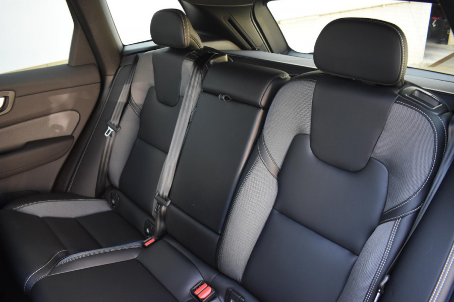 Volvo XC60 T6 350PK Plug-in hybrid AWD Plus Black Edition / Adaptive Cruise control / Elektrische stoelen met geheugen / Stuurverwarming / Stoelverwarming v+a / 360 Camera / Harman Kardon / Semi-elektrisch inklapbare trekhaak