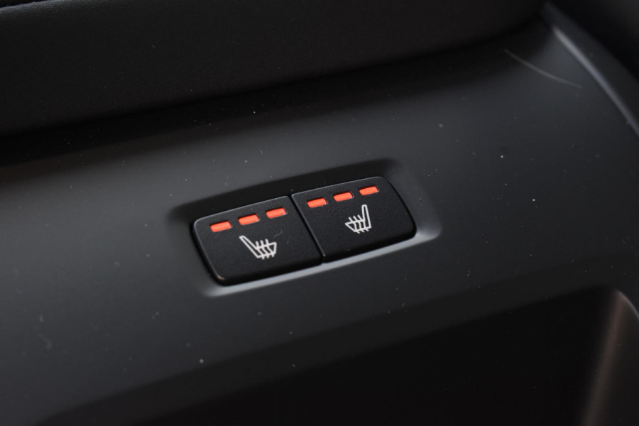 Volvo XC60 T6 350PK Plug-in hybrid AWD Plus Black Edition / Adaptive Cruise control / Elektrische stoelen met geheugen / Stuurverwarming / Stoelverwarming v+a / 360 Camera / Harman Kardon / Semi-elektrisch inklapbare trekhaak
