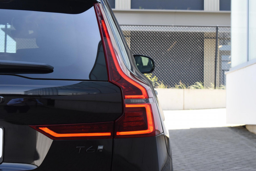 Volvo XC60 T6 350PK Plug-in hybrid AWD Plus Black Edition / Adaptive Cruise control / Elektrische stoelen met geheugen / Stuurverwarming / Stoelverwarming v+a / 360 Camera / Harman Kardon / Semi-elektrisch inklapbare trekhaak