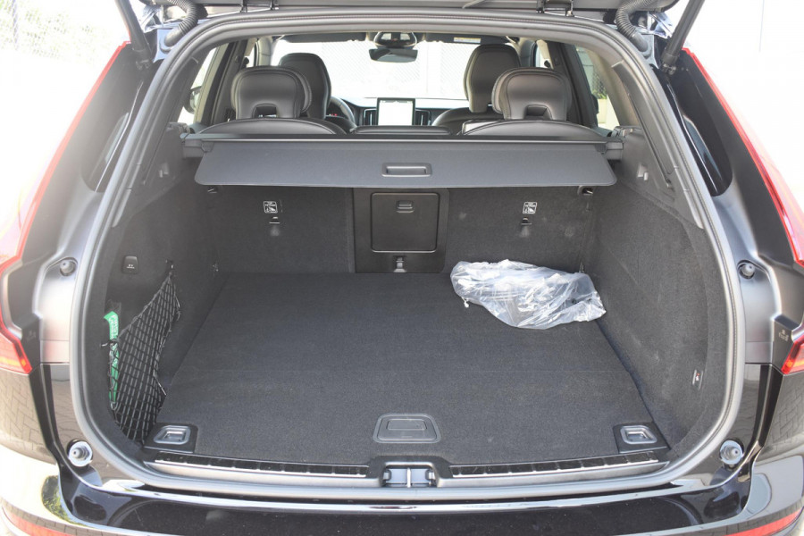 Volvo XC60 T6 350PK Plug-in hybrid AWD Plus Black Edition / Adaptive Cruise control / Elektrische stoelen met geheugen / Stuurverwarming / Stoelverwarming v+a / 360 Camera / Harman Kardon / Semi-elektrisch inklapbare trekhaak