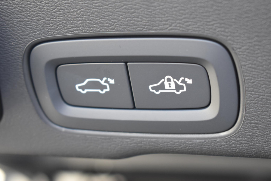 Volvo XC60 T6 350PK Plug-in hybrid AWD Plus Black Edition / Adaptive Cruise control / Elektrische stoelen met geheugen / Stuurverwarming / Stoelverwarming v+a / 360 Camera / Harman Kardon / Semi-elektrisch inklapbare trekhaak