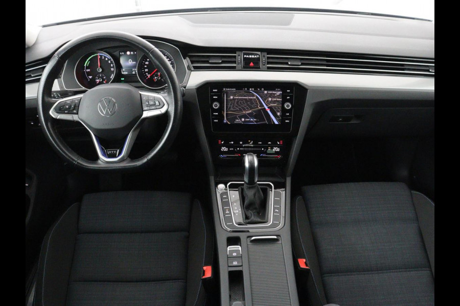 Volkswagen Passat 1.4 TSI PHEV GTE | SOH 91,6% | Stoelverwarming | Trekhaak | Adaptive cruise | Camera | Carplay | Matrix LED | Navigatie | Massage | Parkeerhulp | Climate control | Getint glas | Plug In