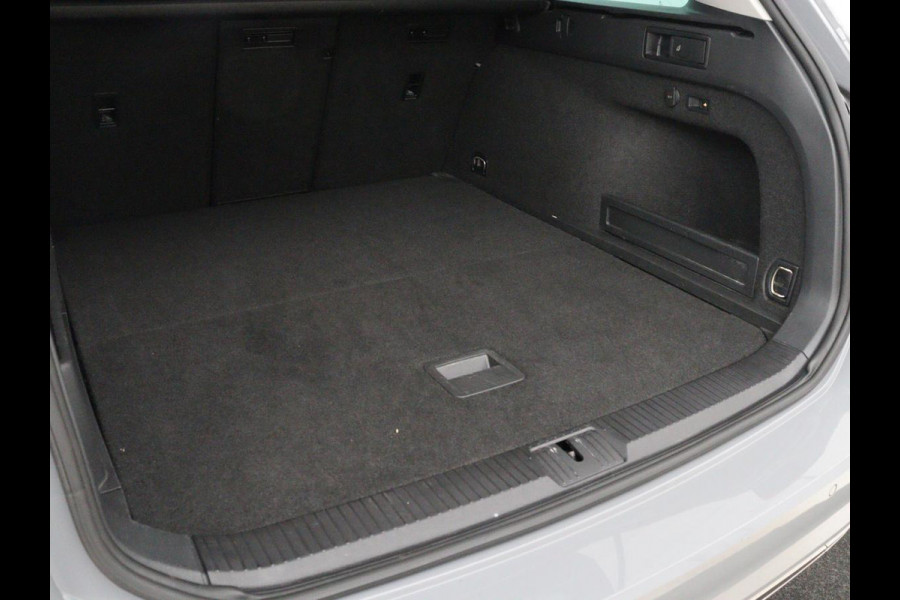 Volkswagen Passat 1.4 TSI PHEV GTE | SOH 91,6% | Stoelverwarming | Trekhaak | Adaptive cruise | Camera | Carplay | Matrix LED | Navigatie | Massage | Parkeerhulp | Climate control | Getint glas | Plug In