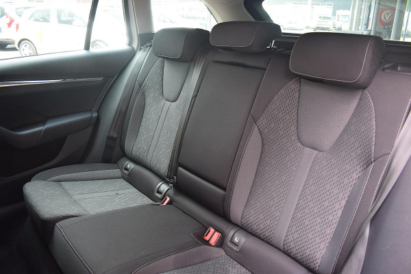 Škoda Octavia Combi 1.0 e-TSI Business Edition Plus | Stoelverw. | Apple Carplay | ACC | 18" LM Velgen