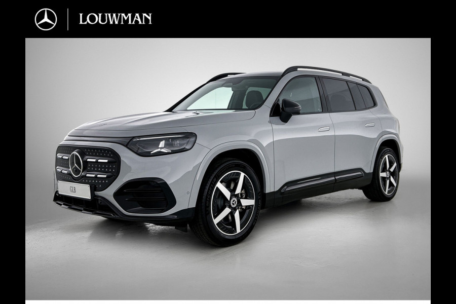 Mercedes-Benz Glb 250+ Business Solution AMG 7p. 85.5 kWh | Premium pakket | Winterpakket | Nightpakket | Parkeerpakket | Trekhaak | GUARD 360° | Warmtewerend, donkergetint glas | Vast panoramadak | 19” vijfspaaks lichtmetalen AMG-velgen |