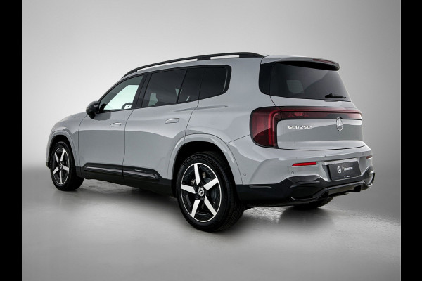 Mercedes-Benz Glb 250+ Business Solution AMG 7p. 85.5 kWh | Premium pakket | Winterpakket | Nightpakket | Parkeerpakket | Trekhaak | GUARD 360° | Warmtewerend, donkergetint glas | Vast panoramadak | 19” vijfspaaks lichtmetalen AMG-velgen |