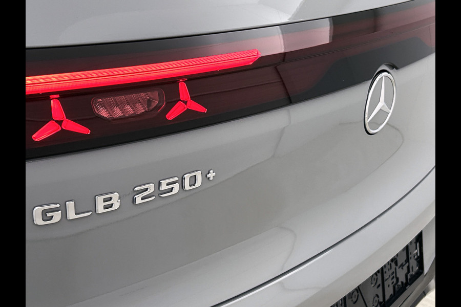 Mercedes-Benz Glb 250+ Business Solution AMG 7p. 85.5 kWh | Premium pakket | Winterpakket | Nightpakket | Parkeerpakket | Trekhaak | GUARD 360° | Warmtewerend, donkergetint glas | Vast panoramadak | 19” vijfspaaks lichtmetalen AMG-velgen |