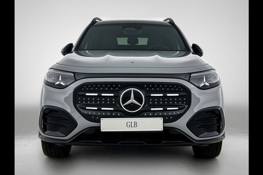 Mercedes-Benz Glb 250+ Business Solution AMG 7p. 85.5 kWh | Premium pakket | Winterpakket | Nightpakket | Parkeerpakket | Trekhaak | GUARD 360° | Warmtewerend, donkergetint glas | Vast panoramadak | 19” vijfspaaks lichtmetalen AMG-velgen |