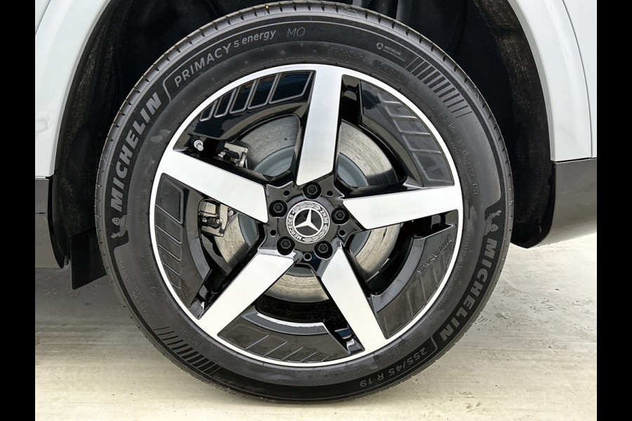 Mercedes-Benz Glb 250+ Business Solution AMG 7p. 85.5 kWh | Premium pakket | Winterpakket | Nightpakket | Parkeerpakket | Trekhaak | GUARD 360° | Warmtewerend, donkergetint glas | Vast panoramadak | 19” vijfspaaks lichtmetalen AMG-velgen |