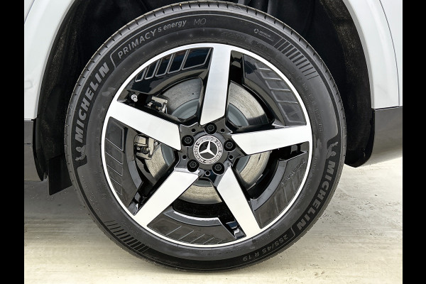 Mercedes-Benz Glb 250+ Business Solution AMG 7p. 85.5 kWh | Premium pakket | Winterpakket | Nightpakket | Parkeerpakket | Trekhaak | GUARD 360° | Warmtewerend, donkergetint glas | Vast panoramadak | 19” vijfspaaks lichtmetalen AMG-velgen |
