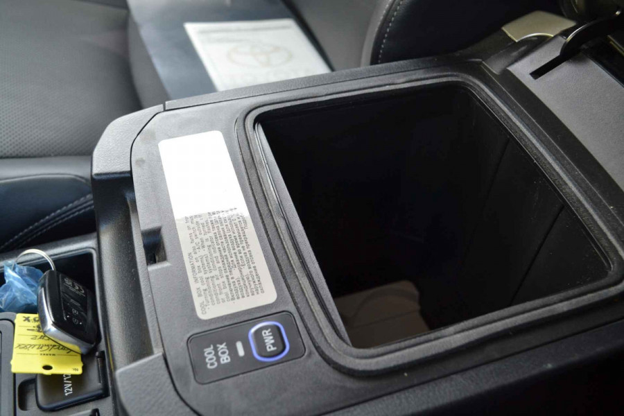 Toyota Land Cruiser 150 2.8 D-4D-F Professional Black line Window Van