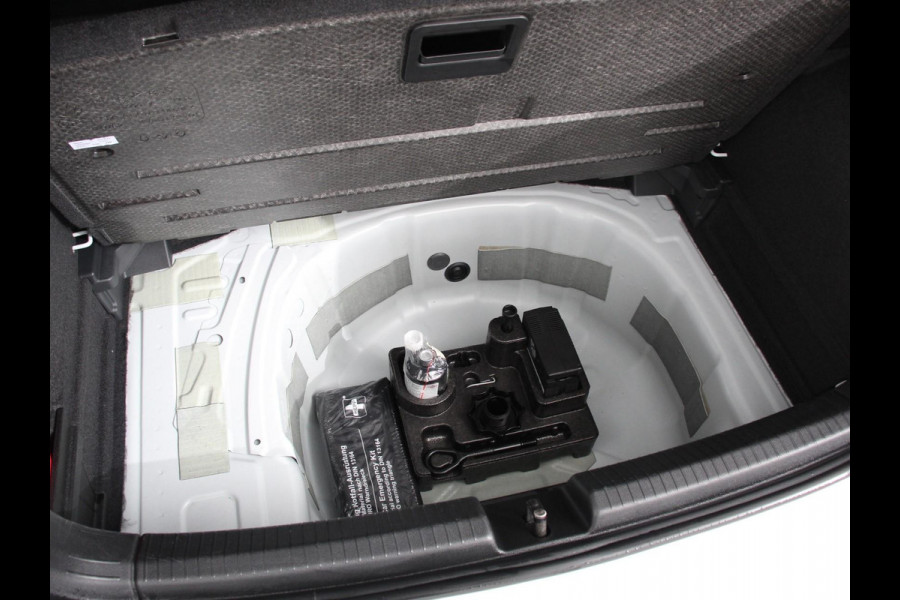 Volkswagen Polo 1.0 TSI Move Navigatie App Connect / Android Auto / Apple Carplay Climate Control Parkeer sensoren Lichtmetalen Velgen Dab Digitale Cockpit