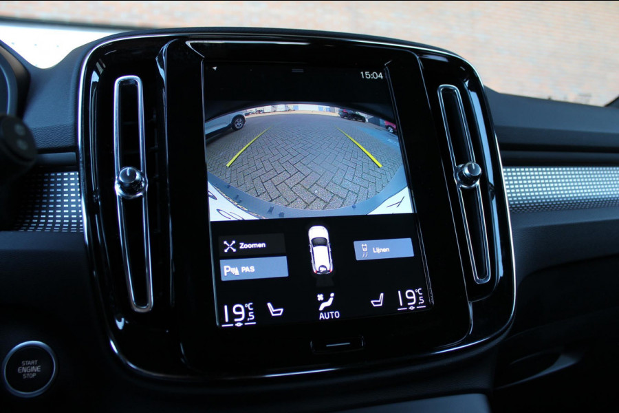 Volvo XC40 T5 262PK Automaat Recharge R-Design Navigatie / Apple Carplay / DAB+ / Road Sign Information / Parkeersensoren voor en achter / Cruise Control(Verhuurd)