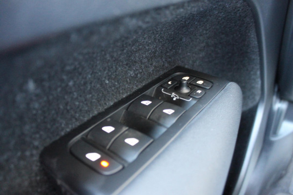 Volvo XC40 T5 262PK Automaat Recharge R-Design Navigatie / Apple Carplay / DAB+ / Road Sign Information / Parkeersensoren voor en achter / Cruise Control(Verhuurd)