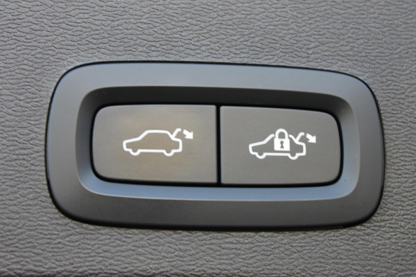 Volvo XC40 T5 262PK Automaat Recharge R-Design Navigatie / Apple Carplay / DAB+ / Road Sign Information / Parkeersensoren voor en achter / Cruise Control(Verhuurd)