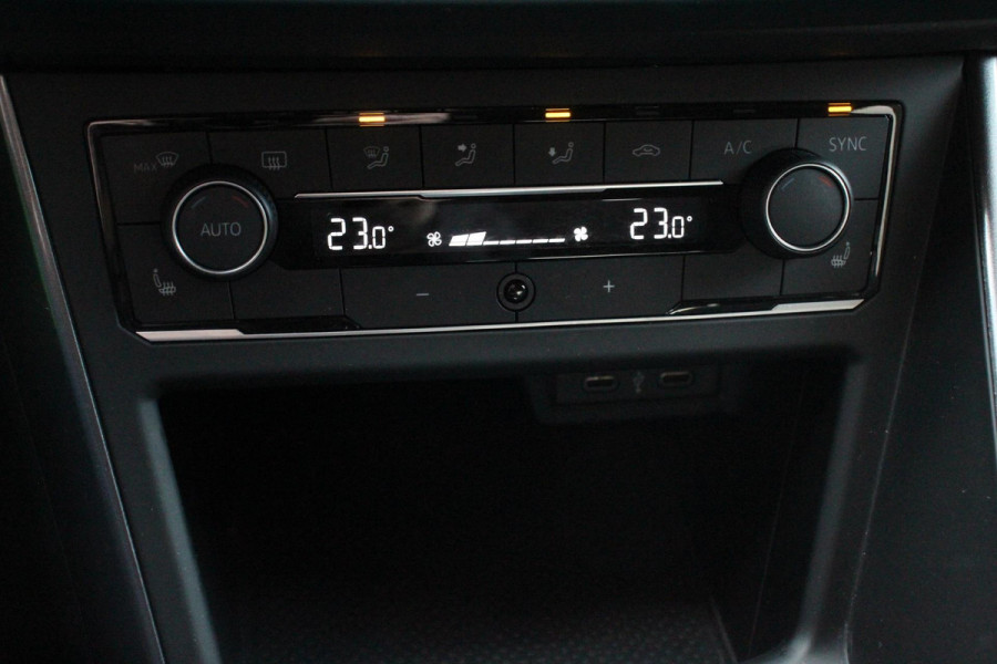Volkswagen Polo 1.0 TSI 110 pk DSG Highline Navigatie Apple Carplay/Android Auto  Parkeersensoren  Adaptive Cruise Control  Afneembare trekhaak  Getinte ramen  Stoelverwarming  Climatronic