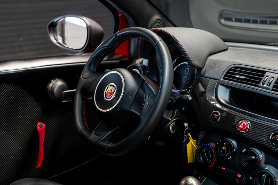Abarth 695 Biposto  *O.Z. Lichtmetalen velgen / Akrapovic / Carbon in-exterieur / Sportstoelen / Brembo-Remmen*