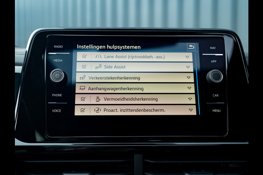 Volkswagen T-Roc 1.5 TSI R-Line Business+ | Panodak | Trekhaak afnb. | IQ Light | Side Assist | Keyless | Camera | Prijs Rijklaar!!