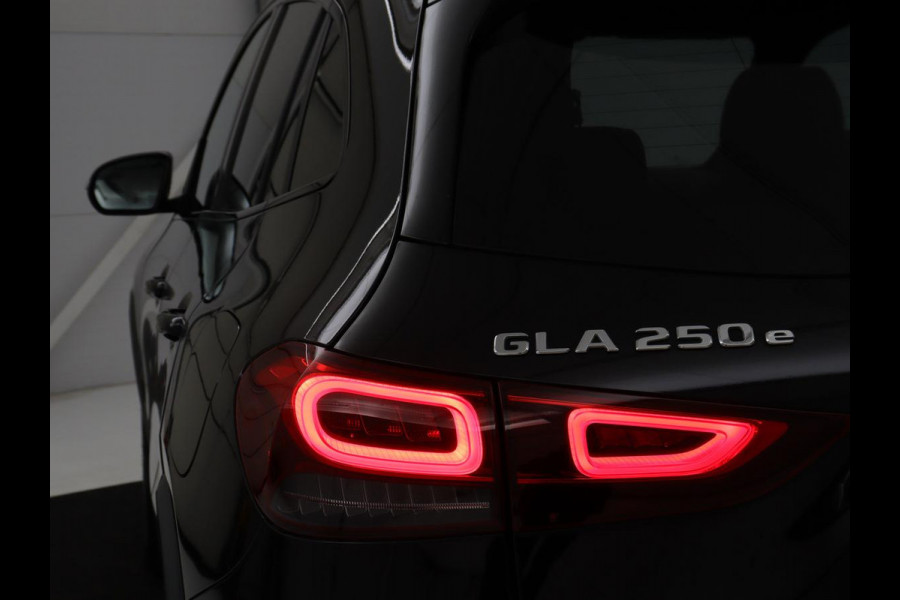 Mercedes-Benz GLA 250e AMG Night | SOH 90% | Adaptive cruise | Stoelverwarming | Camera | Half leder | Park Assist | Leder/Alcantara | Widescreen | Sfeerverlichting | Climate control | PHEV | Plug In