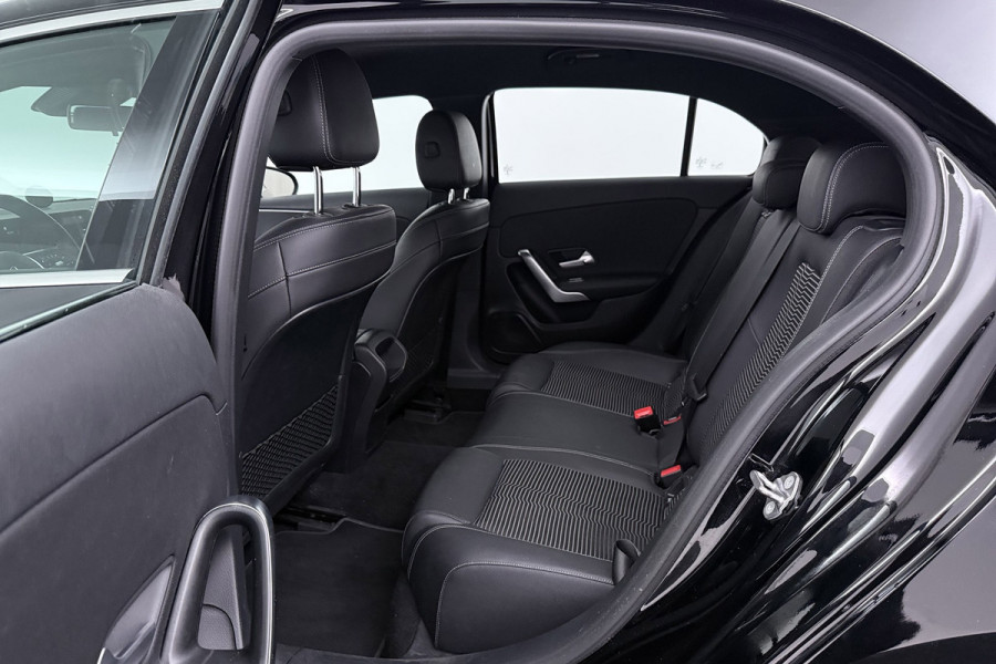 Mercedes-Benz A-Klasse 200 Business Solution AMG(Goed ondH, Navi, Parkeersen V+A, StoelV, Climate Con, Cruise Con, Etc)