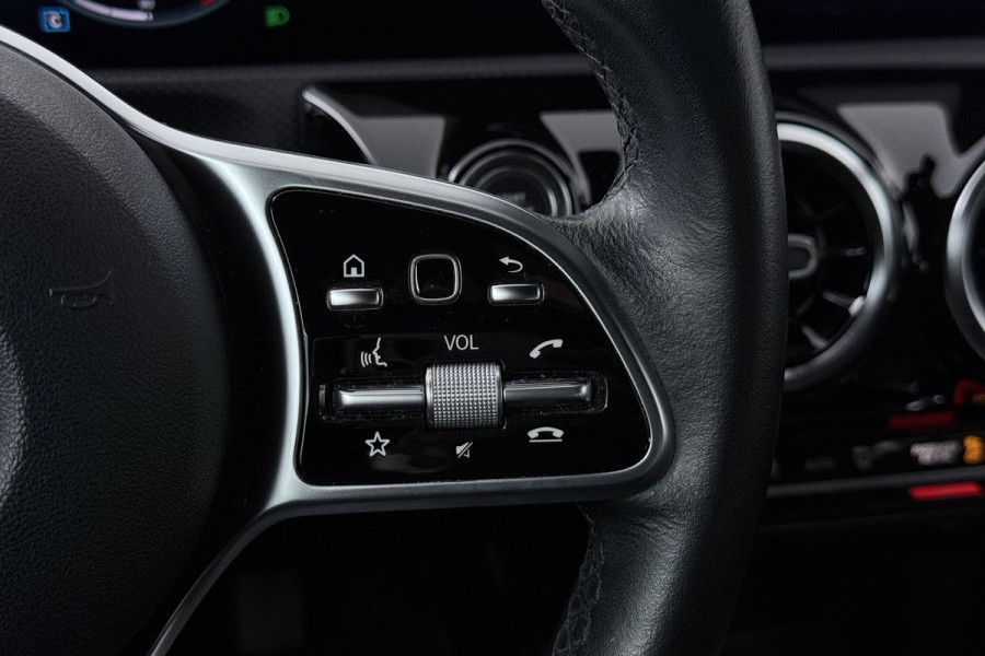 Mercedes-Benz A-Klasse 200 Business Solution AMG(Goed ondH, Navi, Parkeersen V+A, StoelV, Climate Con, Cruise Con, Etc)