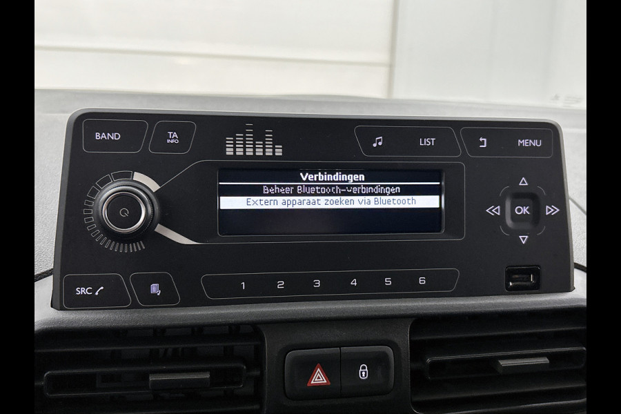 Citroën Berlingo 1.2 Benzine 111PK Euro6 / Distributie is vervangen  /Trekhaak / RVS imperiaal  / Schuifdeur / Airco / Pdc / Apk 01-2027