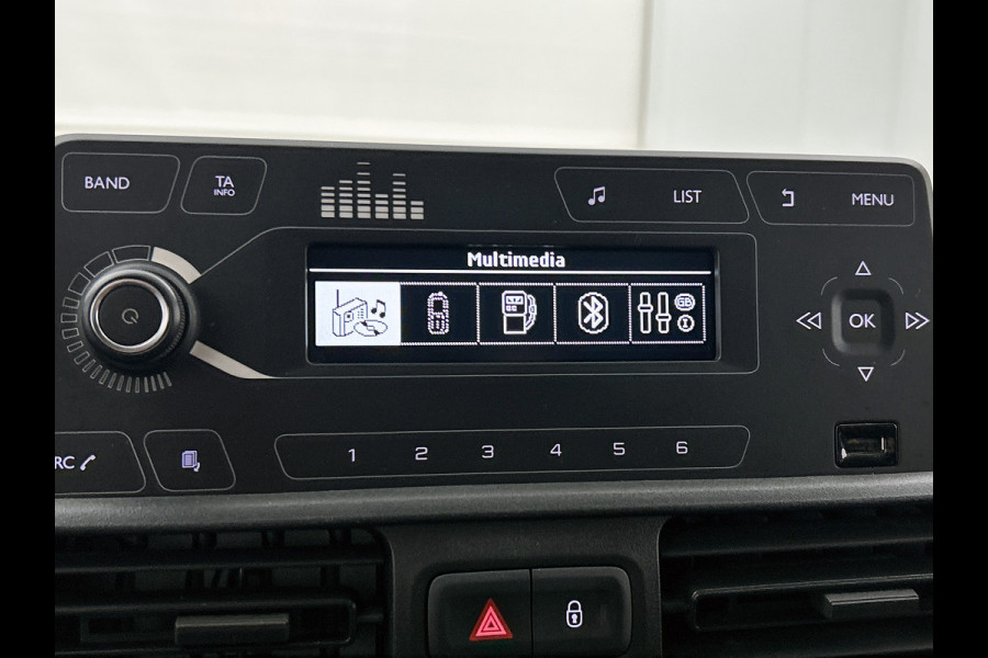 Citroën Berlingo 1.2 Benzine 111PK Euro6 / Distributie is vervangen  /Trekhaak / RVS imperiaal  / Schuifdeur / Airco / Pdc / Apk 01-2027