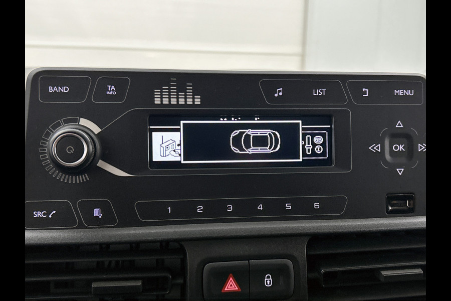 Citroën Berlingo 1.2 Benzine 111PK Euro6 / Distributie is vervangen  /Trekhaak / RVS imperiaal  / Schuifdeur / Airco / Pdc / Apk 01-2027
