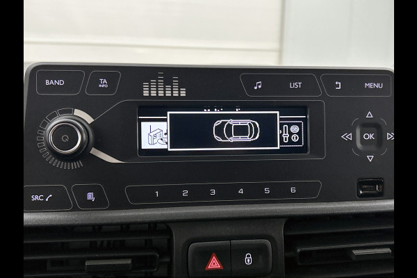 Citroën Berlingo 1.2 Benzine 111PK Euro6 / Distributie is vervangen  /Trekhaak / RVS imperiaal  / Schuifdeur / Airco / Pdc / Apk 01-2027