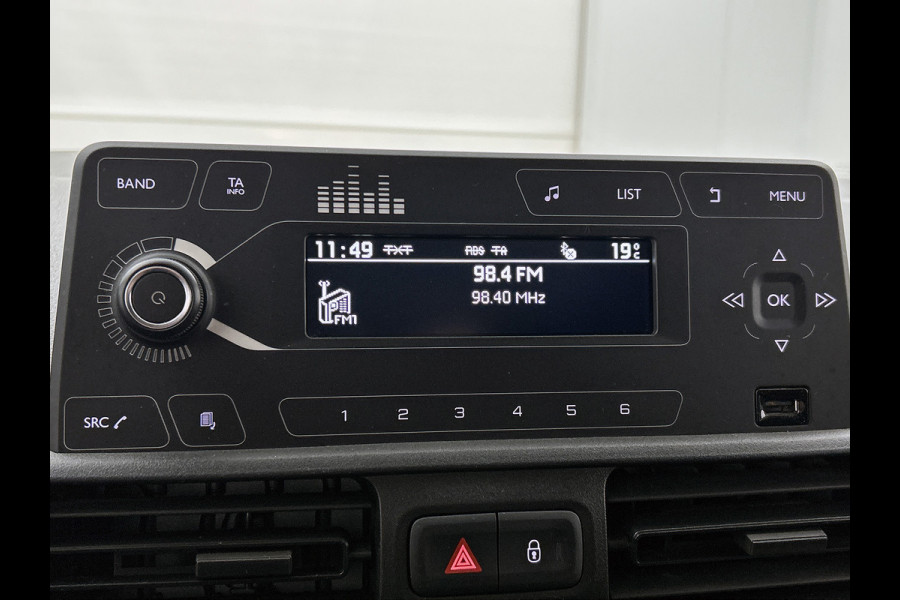 Citroën Berlingo 1.2 Benzine 111PK Euro6 / Distributie is vervangen  /Trekhaak / RVS imperiaal  / Schuifdeur / Airco / Pdc / Apk 01-2027