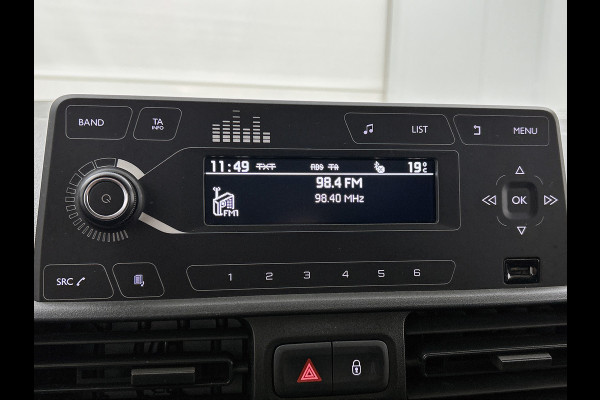 Citroën Berlingo 1.2 Benzine 111PK Euro6 / Distributie is vervangen  /Trekhaak / RVS imperiaal  / Schuifdeur / Airco / Pdc / Apk 01-2027