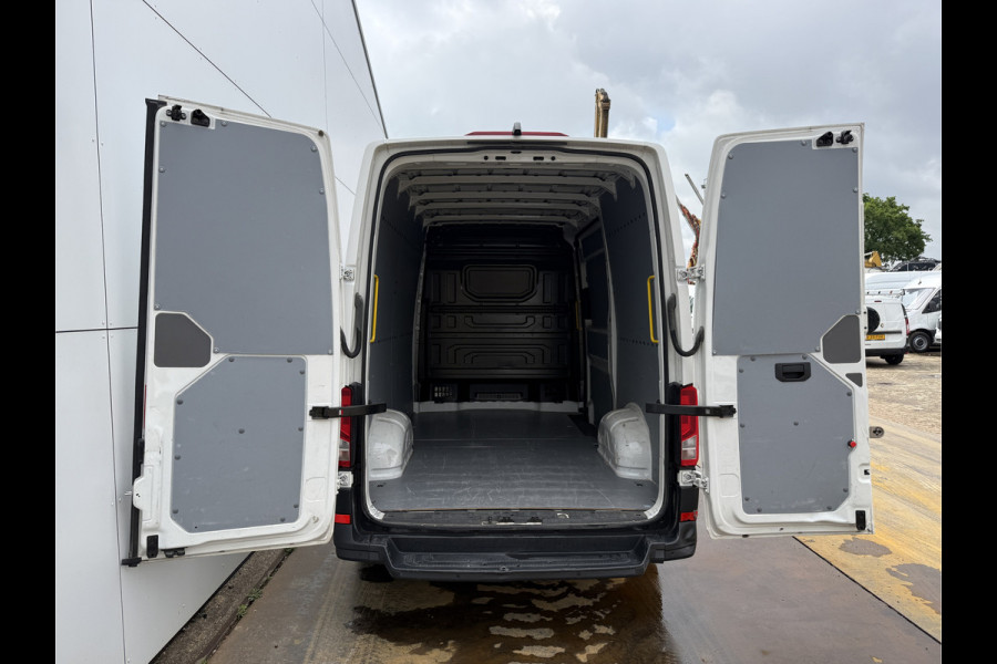 Volkswagen Crafter 2.0 TDI 140PK Nieuw Model! L3H3 Camera Climate control Carplay Parkeersensoren v+a