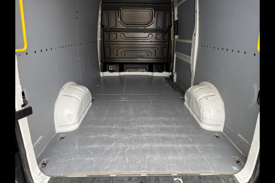 Volkswagen Crafter 2.0 TDI 140PK Nieuw Model! L3H3 Camera Climate control Carplay Parkeersensoren v+a