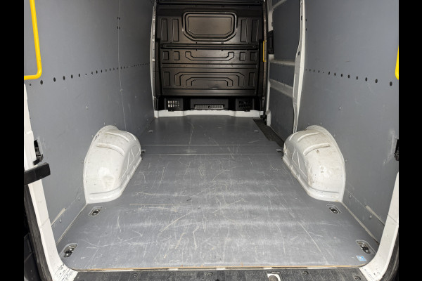 Volkswagen Crafter 2.0 TDI 140PK Nieuw Model! L3H3 Camera Climate control Carplay Parkeersensoren v+a