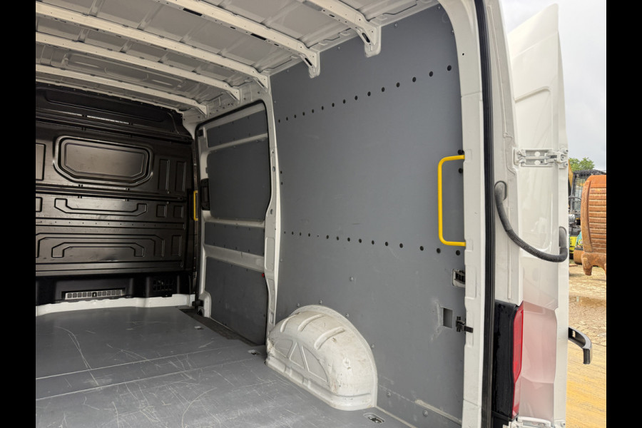 Volkswagen Crafter 2.0 TDI 140PK Nieuw Model! L3H3 Camera Climate control Carplay Parkeersensoren v+a