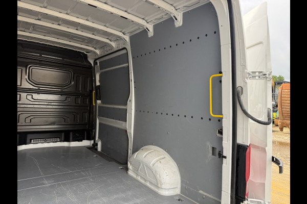 Volkswagen Crafter 2.0 TDI 140PK Nieuw Model! L3H3 Camera Climate control Carplay Parkeersensoren v+a