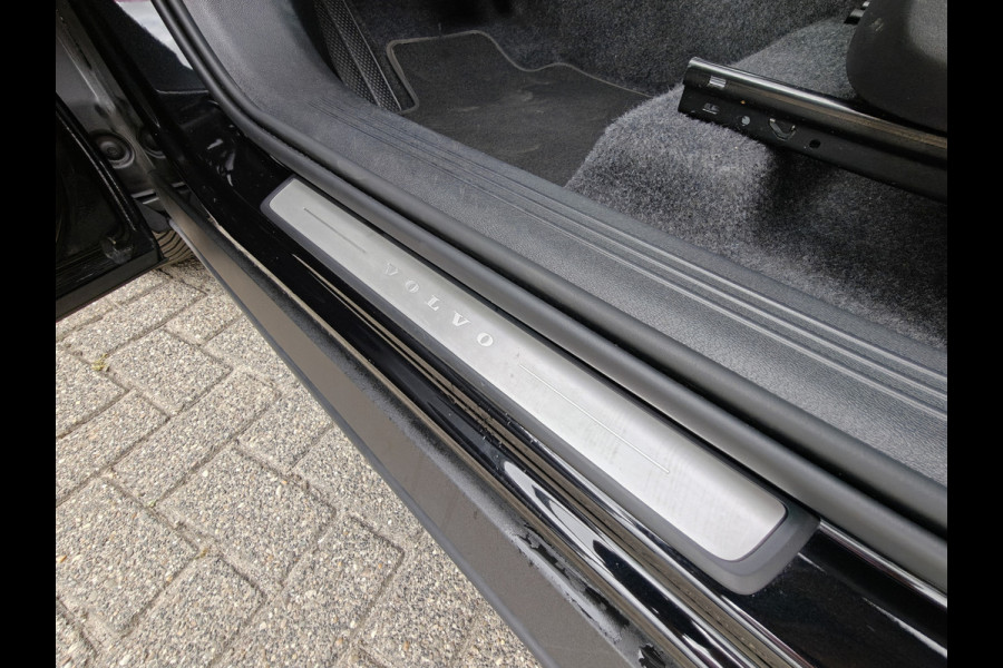 Volvo XC40 B3 177PK Automaat Plus Dark | H&K | Elektr. Stoelen | Verw. voorstoelen | ACC | 19'' |