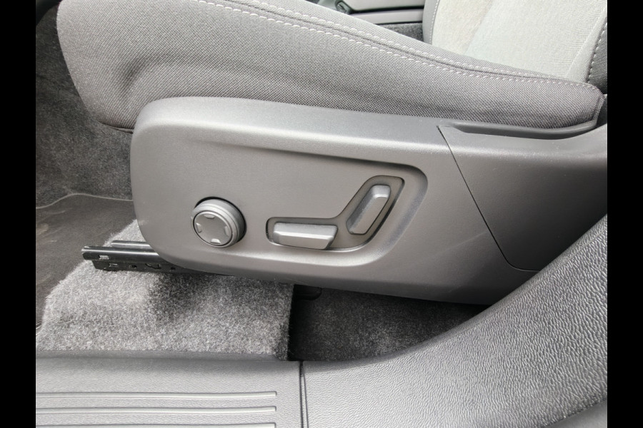 Volvo XC40 B3 177PK Automaat Plus Dark | H&K | Elektr. Stoelen | Verw. voorstoelen | ACC | 19'' |