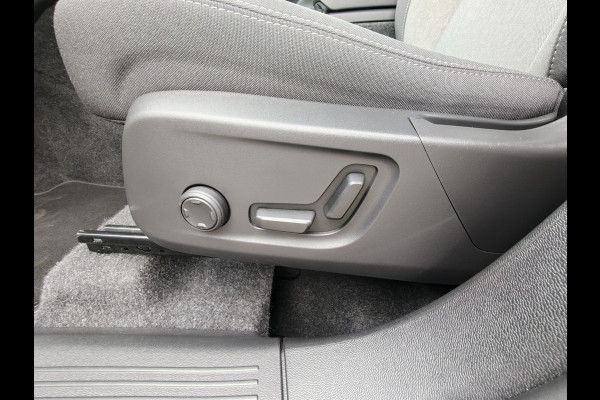 Volvo XC40 B3 177PK Automaat Plus Dark | H&K | Elektr. Stoelen | Verw. voorstoelen | ACC | 19'' |