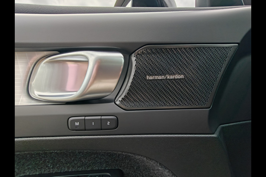 Volvo XC40 B3 177PK Automaat Plus Dark | H&K | Elektr. Stoelen | Verw. voorstoelen | ACC | 19'' |