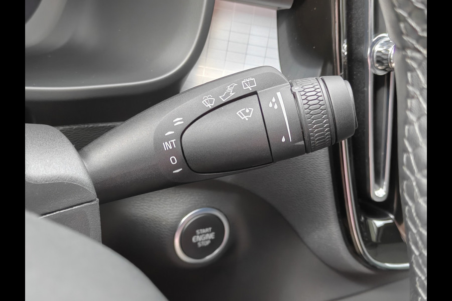 Volvo XC40 B3 177PK Automaat Plus Dark | H&K | Elektr. Stoelen | Verw. voorstoelen | ACC | 19'' |