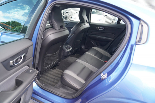 Volvo S60 2.0 T4 R-Design | Luxe R-design stoelen | Trekhaak | Memory stoelen | Camera | Carplay