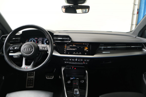 Audi A3 Limousine 35 TFSI S-Edition - Automaat - Airco, Cruise, Carplay, Lederen bekleding, Virtual Display, Stoelverwarming.