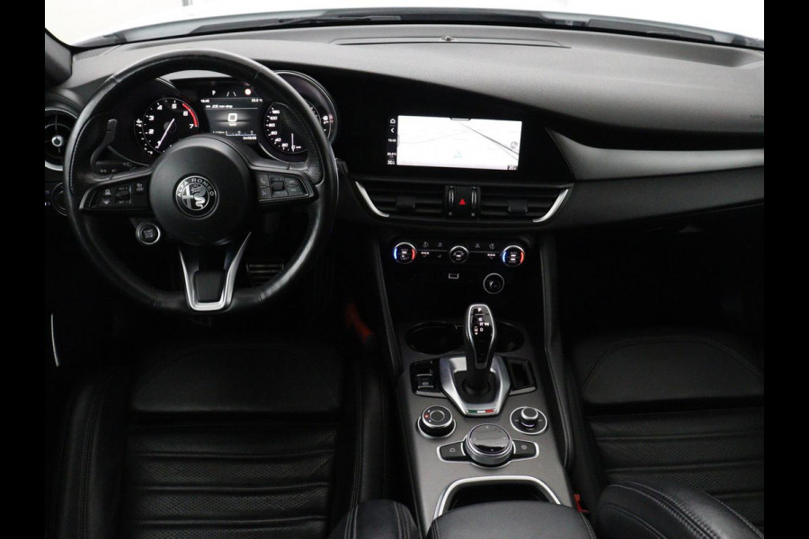 Alfa Romeo Giulia 2.0T Sprint | Veloce Pack | Leder | Adaptive cruise | Stoel & stuurverwarming | Trekhaak | Camera | Sportstoelen | Keyless | Carplay | Bi-Xenon | Climate control | Navigatie
