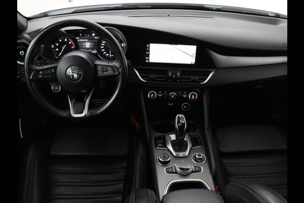 Alfa Romeo Giulia 2.0T Sprint | Veloce Pack | Leder | Adaptive cruise | Stoel & stuurverwarming | Trekhaak | Camera | Sportstoelen | Keyless | Carplay | Bi-Xenon | Climate control | Navigatie